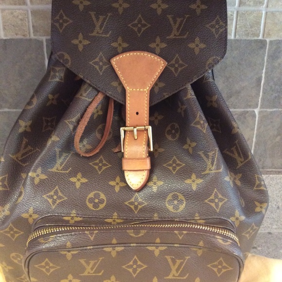 Louis Vuitton Handbags - ❤️❤️HOST PICK❤️❤️Louis  Vuitton GM backpack